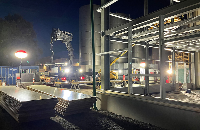 Wandpaneelmontage bei Nacht